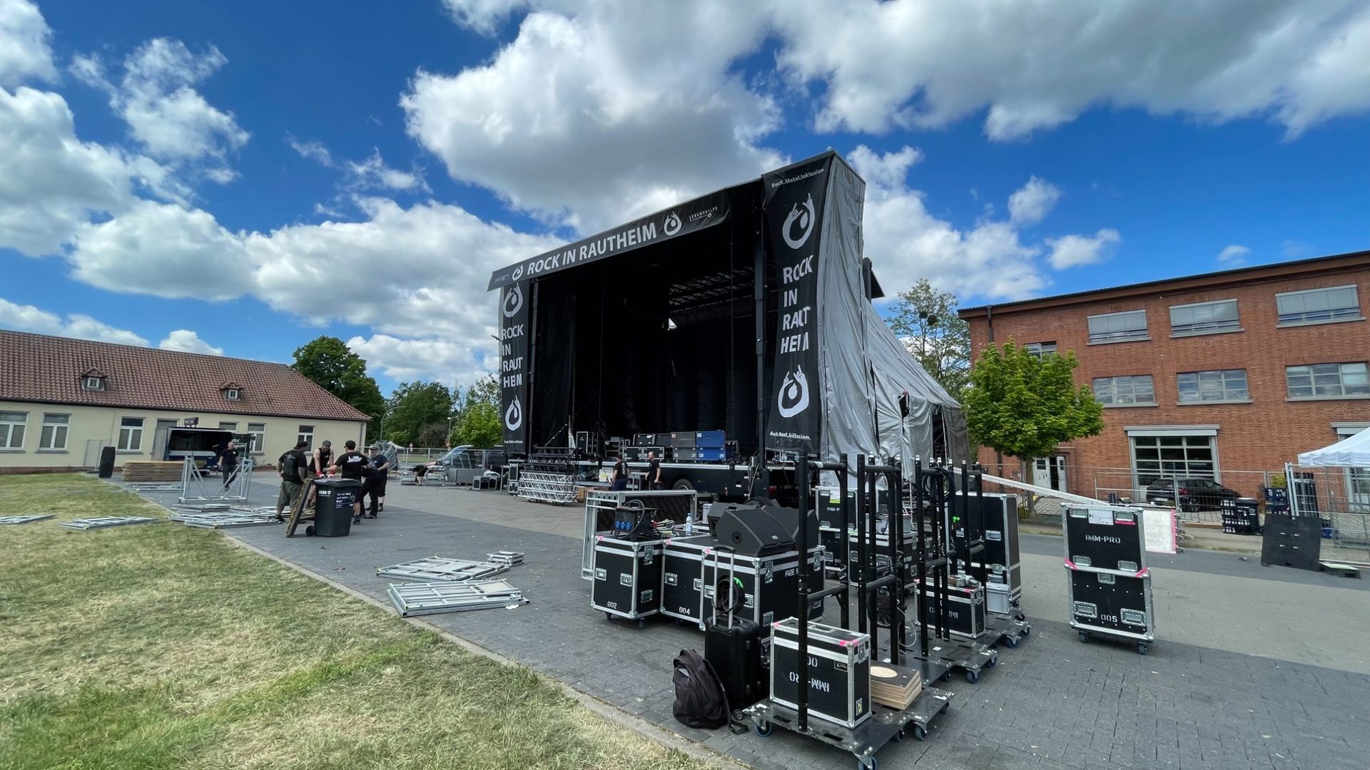 Bühnenbau & Rigging mit Kultour Trailerbühne – TBL-Events GmbH Veranstaltungstechnik